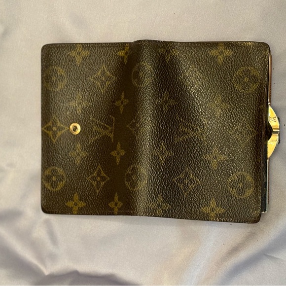 ✨Louis Vuitton KISS LOCK Wallet in great condition except 2 small call-outs✨ - Picture 8 of 17